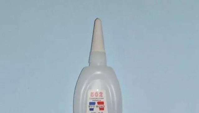 滴入|儿子把502胶水滴入眼里,爸爸的紧急处理方式,医生称赞有常识