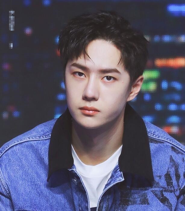 王一博衣服不合身还咳嗽,主持人挖坑被揭穿,谁注意王一博表情