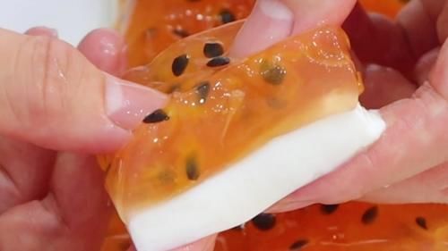 酸甜|夏天吃这水果正合适，富含维C，锅里煮一煮再冷藏，凉爽又酸甜