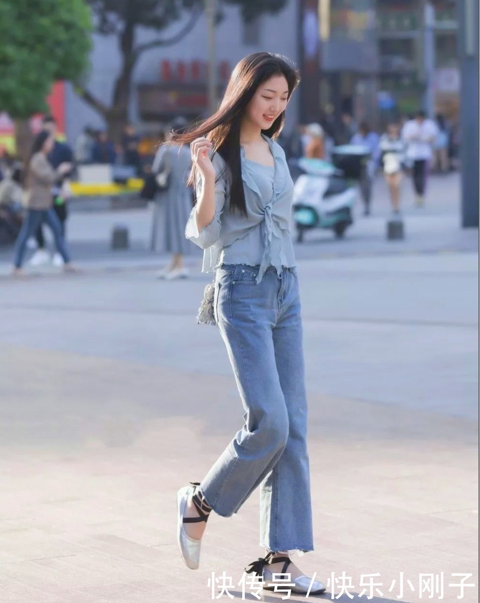 温润如玉的长发美女,笑起来如沐春风