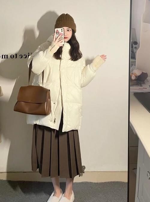 这个冬天，白色羽绒服才是最流行的，学会这样来搭，温暖还显瘦