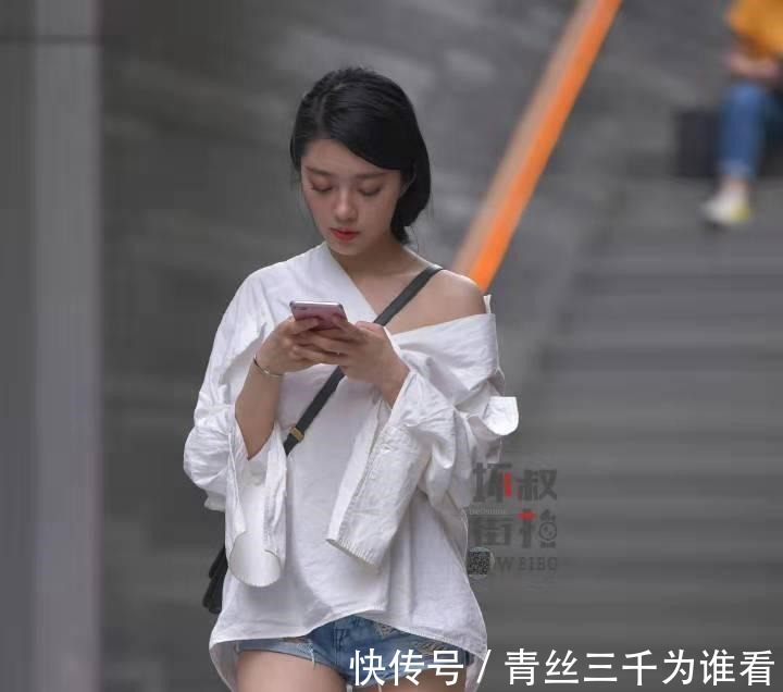 街拍|街拍小姐姐穿衣“不正经”,这么严肃的白衬衣被她穿成这样!