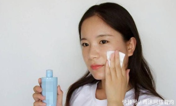 医生|爽肤水倒手上就开始拍?医生哭笑不得:果然是人傻钱多!