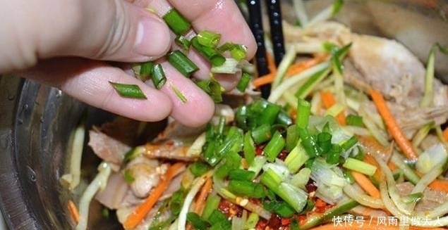 简简单单的一个小菜,一端上桌就被抢光了