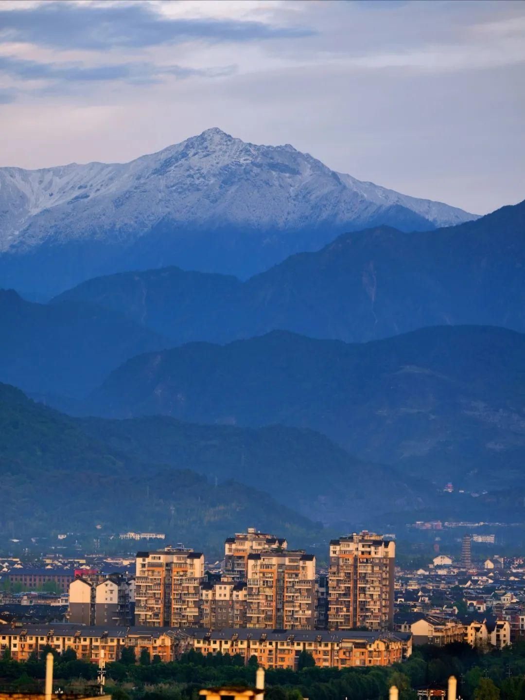 都江堰，住在雪山脚下的美好