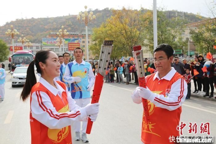 讲解员|山东姑娘情定南梁黄土塬 因人施讲自编“解说宝典”