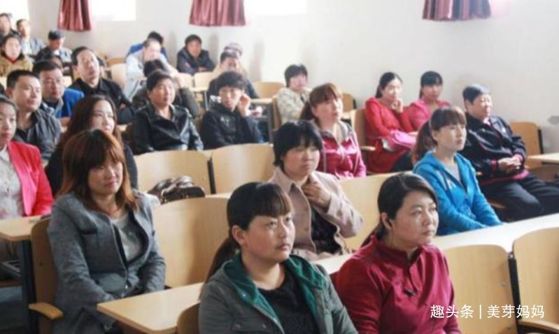 小华|“请倒数第一名家长发言”,差生妈妈这样回答,让班主任无地自容