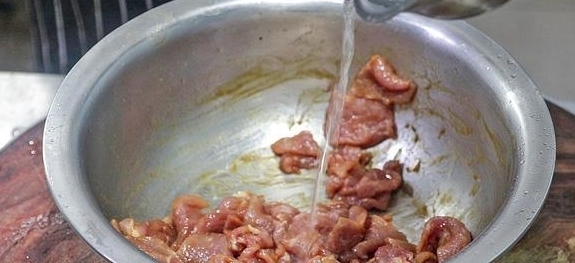 水煮肉片怎样做才好吃大厨教你小技巧,肉片滑嫩鲜香,开胃下饭