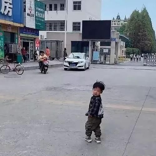 小男孩|心碎现场!弟弟校门口骑士跪迎姐姐却被忽略,家长:姐姐太害羞