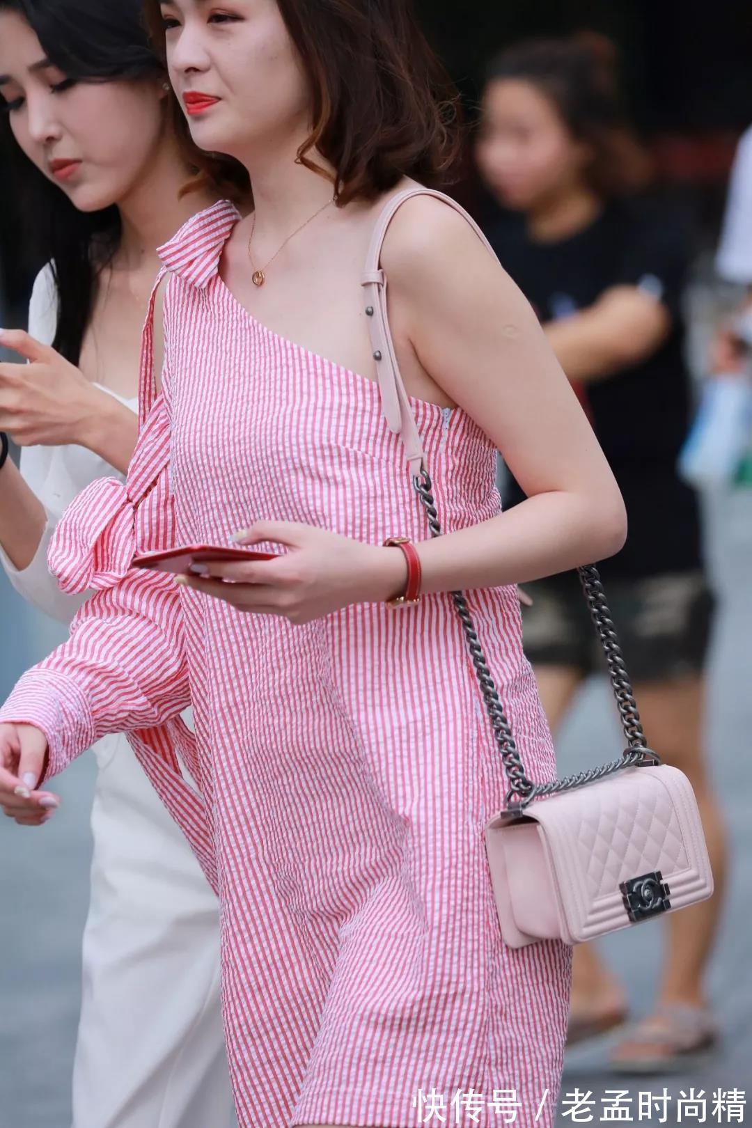 长裤 街拍:动人的容颜不俗不凡穿白色长裤的性感漂亮美女