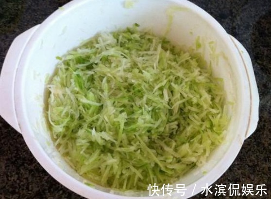 做萝卜丸子,别光加面粉,多加一样,丸子更酥脆,教你正确做法