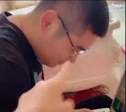 丈夫|妈妈醒来找不到娃,到客厅一看,瞬间火了,网友:来人,上搓衣板