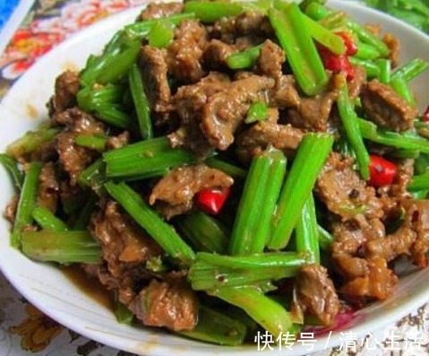 美味|芹菜跟它一起炒,鲜香美味开胃,隔三差五吃一次,2块钱做一大盘