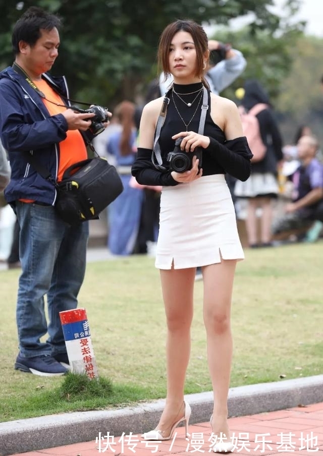 姑娘穿时尚黑色挂脖上衣,优雅又高级