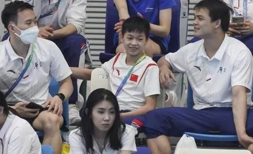 捞金|全红婵坐大摆锤毫无畏惧，双手比耶太开心，不上任何综艺拒绝捞金