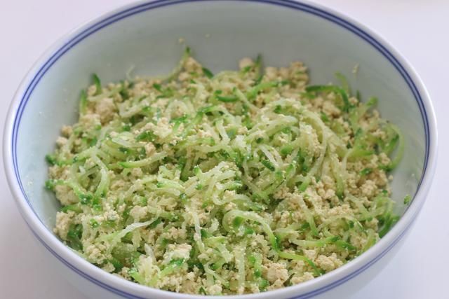  我家炸丸子不用油，照样外酥里嫩，好吃没负担，天天吃都不怕