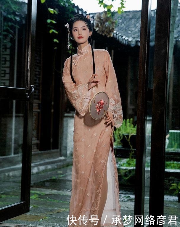 “不招摇”的旗袍穿出来,到底有多美?温婉减龄,更适合少女穿