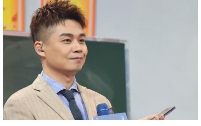 王牌|要钱不要命？知名男主持劳累过度入院，楼对面的场景亮了