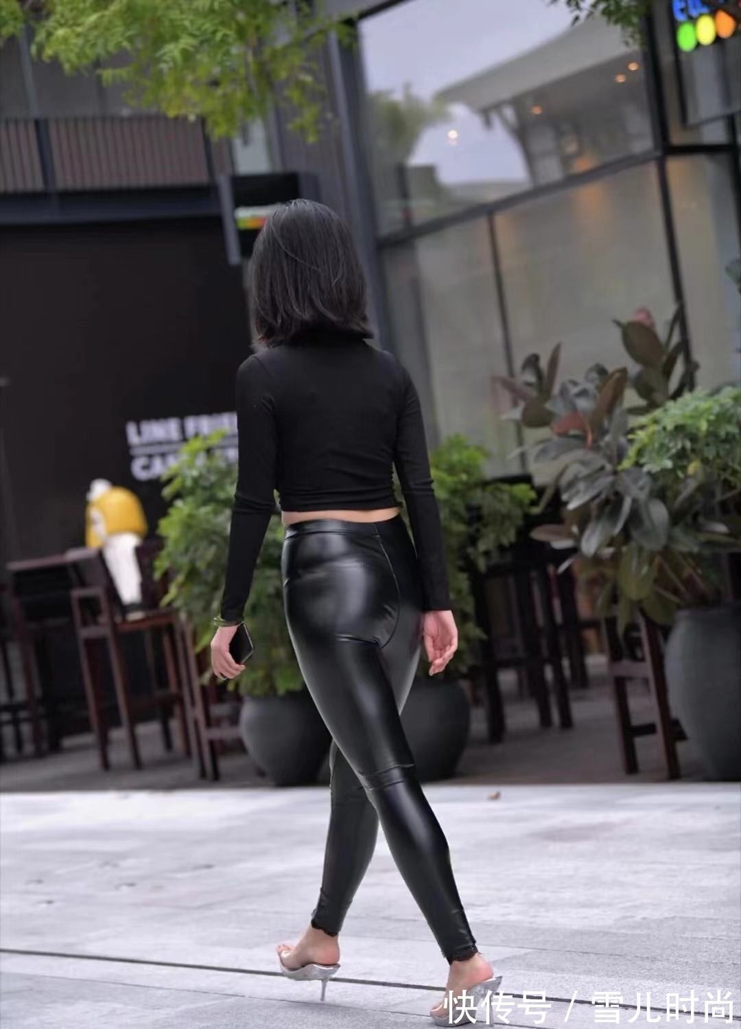 身材 黑色打底衫搭配紧身皮裤时尚修身有魅力,打造完美身材!
