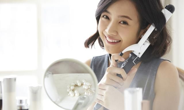 烫头发和每天自己用卷发哪个更伤发?技术好方法得当,都不太伤发