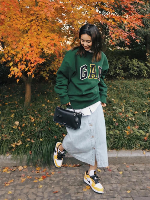 建议小个子女生，今年的卫衣“买短不买长”，遮肉显高还不拖沓