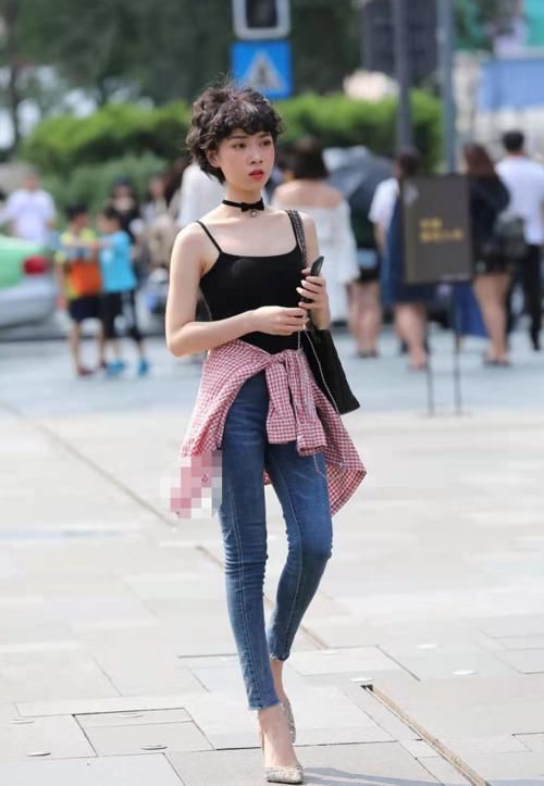 灵性|吊带配牛仔裤,红色风格衬衫系腰间,配上利落短发多了一份灵性