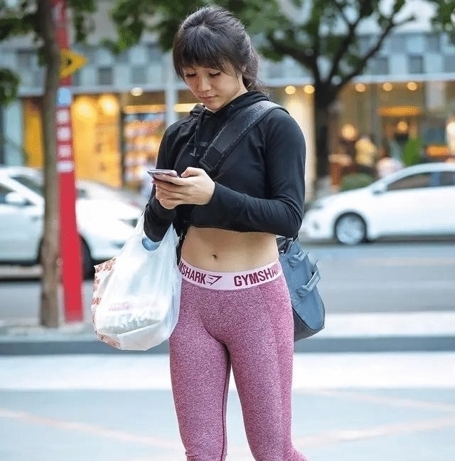 打底裤贴身紧绷，在视觉上营造高挑既视感