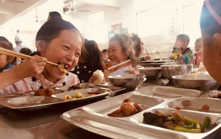 威胁|三位小姨协同宝妈喂饭,宝宝特别配合,网友:有人威胁就眨眨眼