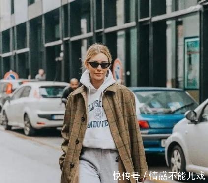 马伊琍把带帽风衣穿火了,内搭素色打底简约大气,40岁女人太适用