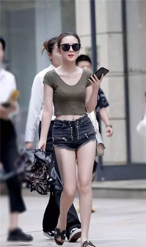 小姐姐|街拍小姐姐穿一件“绑带裤”,搭配军绿衫显得肤白貌美
