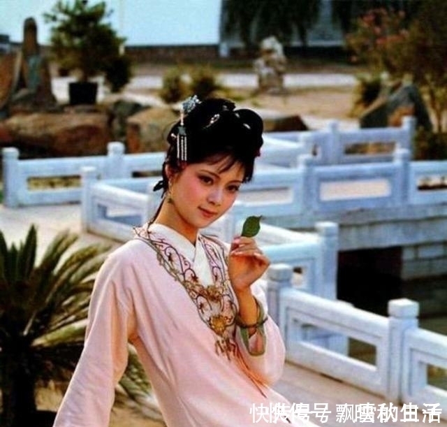 行为|宝钗扑蝶,难道仅仅是一个经典场景吗?这一行为蕴含着什么意义?