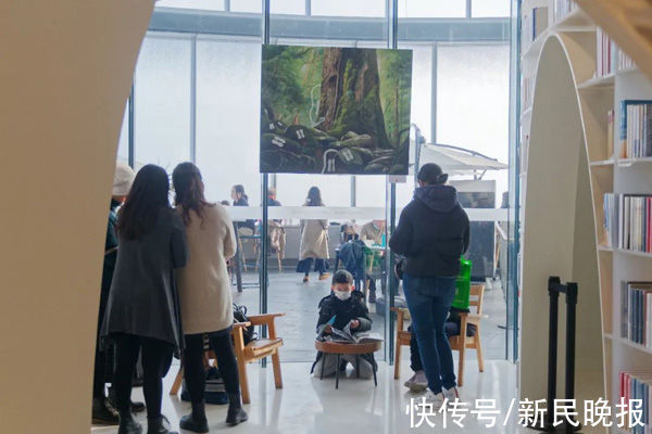 曹之光$抬头看云、低头看书，还能邂逅当代艺术！快来“最高书店”打卡艺术展