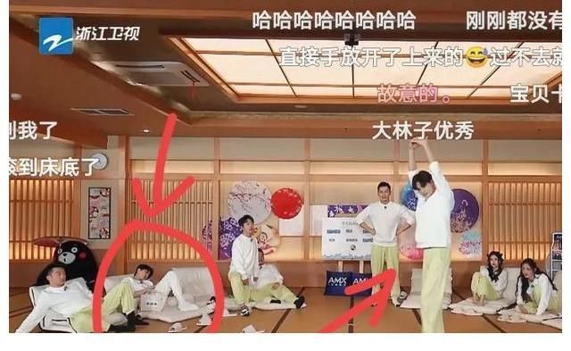 蔡徐坤在“跑男”疑似睡觉还玩手机?细节截图和网友弹幕说出真相