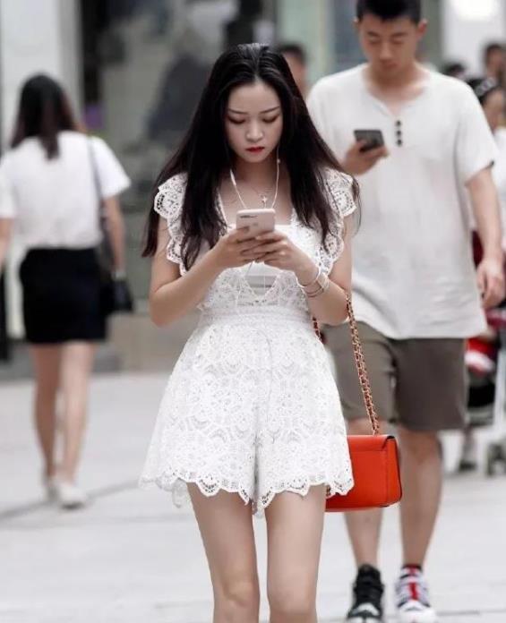  大气|街拍：靓丽的美女，黑色连衣裙外搭卡其色风衣，时尚大气