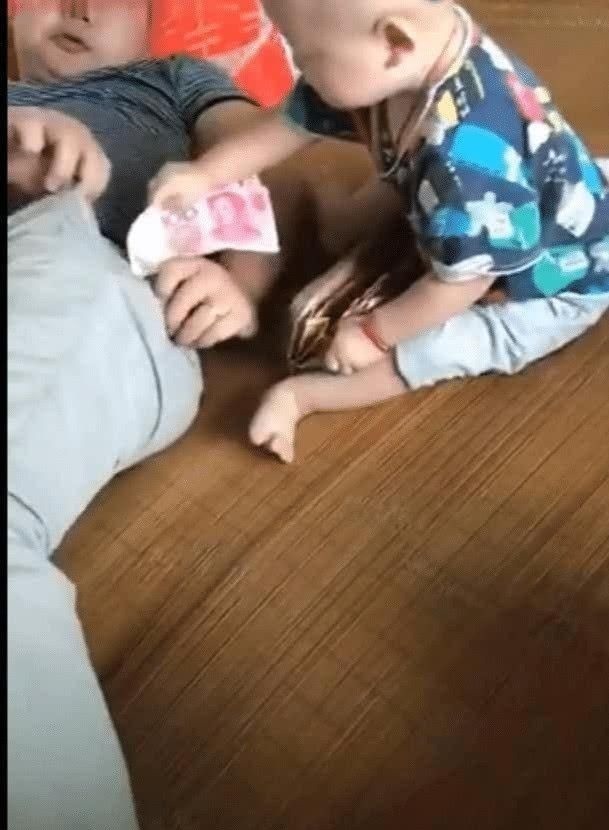孩子|爸爸小金库被发现,孩子一手操作让人笑喷,网友妈妈派的奸细