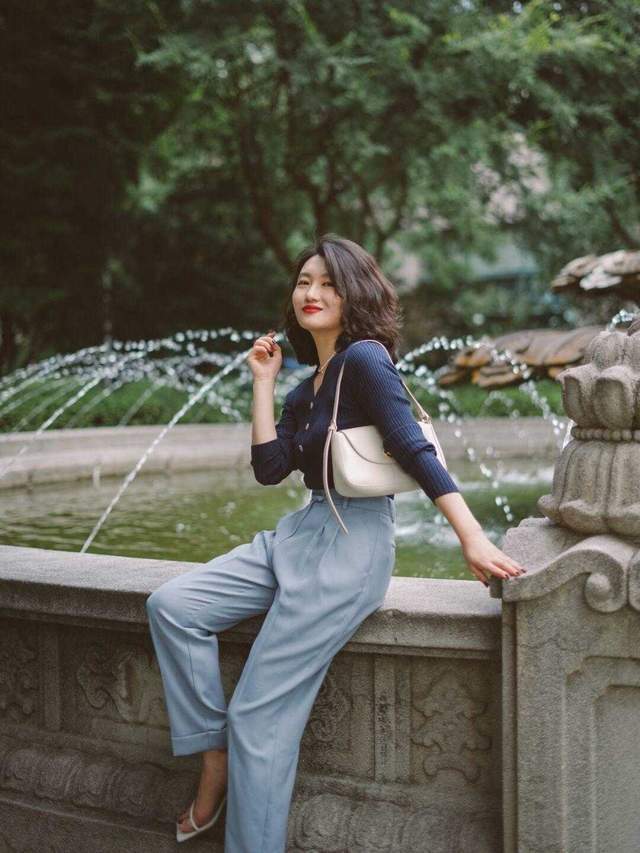 穿搭|优雅风格的穿搭技巧，这几款衣服很减龄，秋季这样穿就很美