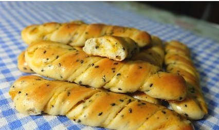 1碗面粉2个鸡蛋，做好吃的开口笑，香酥可口，大人小孩都爱吃