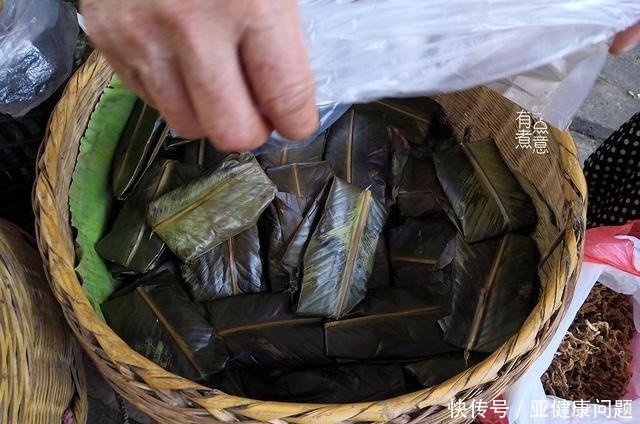 老奶奶街边卖特色小吃,2元一个,网友别说吃了,听都没听过!