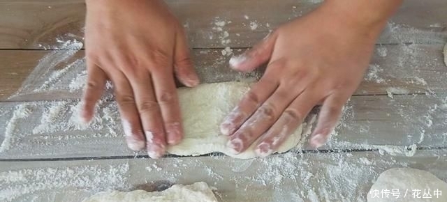 芝麻烧饼这样做真香,不揉不擀面,更不用调油酥,出锅一盘不够吃