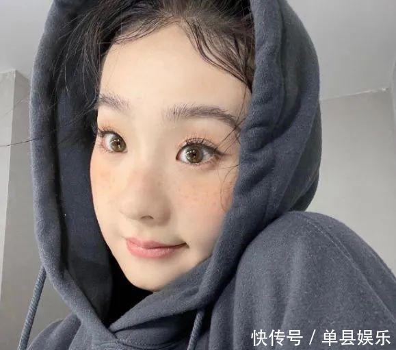 张艺凡遭镜头怼脸拍,真实颜值暴露,脸上小疙瘩抢镜