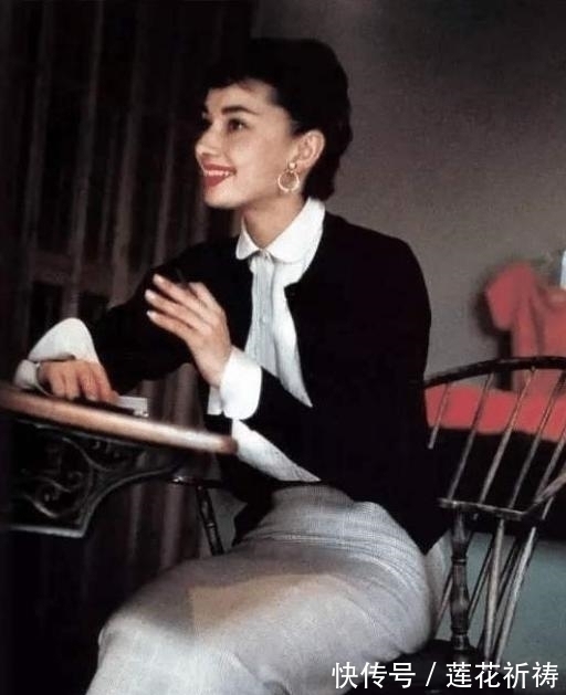 小姐姐 今年流行一种新穿法叫:“奶奶衫+牛仔裤”,显高还显腿长