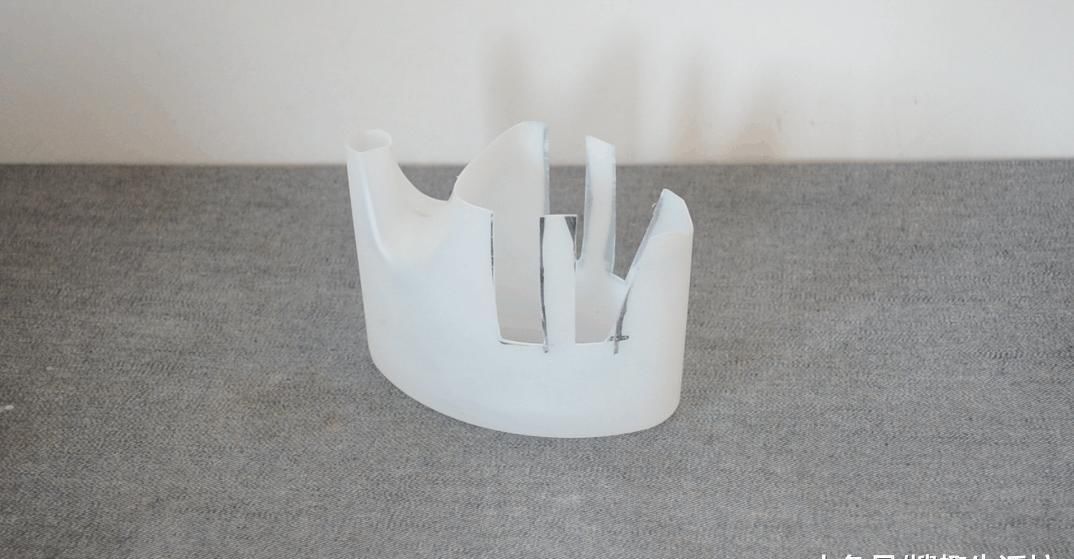 洗衣液瓶子别扔了, 简单剪几刀, 放在厨房这样用, 人人见了都夸好