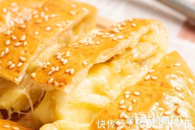 温开水|1个香蕉,1碗芝士,绵软拉丝的香蕉芝士饼就出炉啦