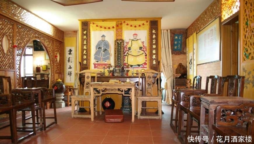 自称|此人自称清朝皇室后裔,留长辨、穿满服,还提出自己应该住进故宫