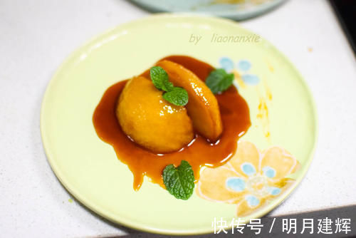 上小学的女儿用苹果给妈妈做了一盘甜点，真是甜到心坎里了