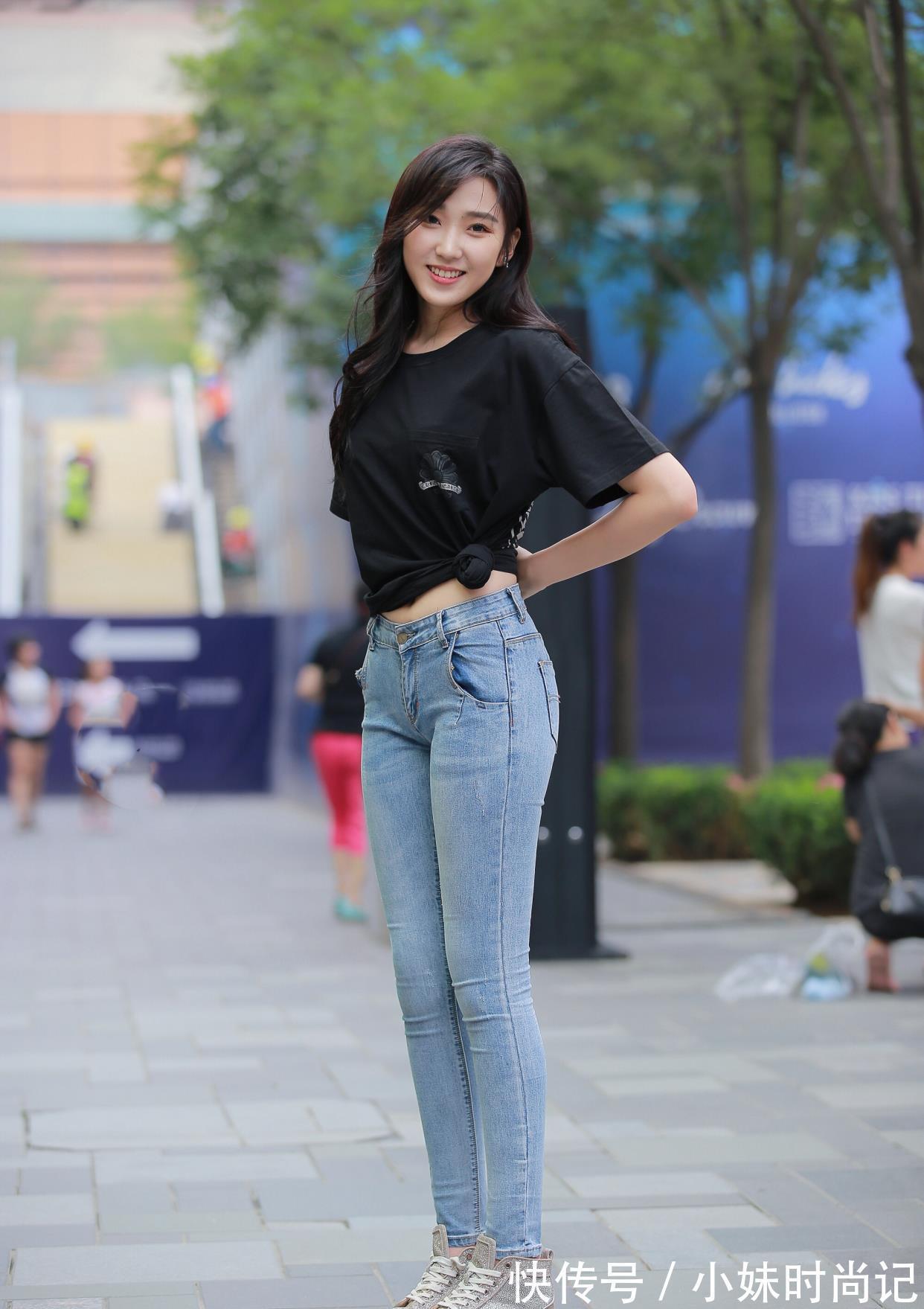 牛仔裤|时尚穿搭:黑色上衣搭配蓝色牛仔裤+板鞋