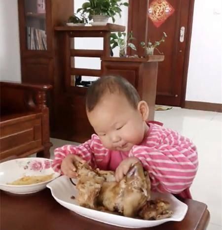 妈妈|宝宝饿了,宝妈却没在卧室看到宝宝,走到客厅笑弯了