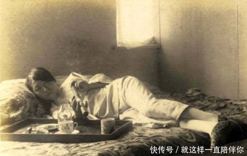 男子|晚清鸦片馆的真实场景:男子骨瘦如柴,女子姿势优雅,任人摆布