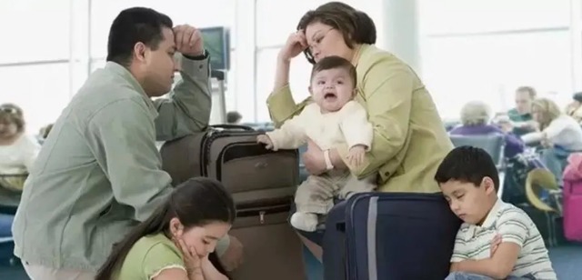 孩子|4个老人抢着带孩子,互不相让,逼疯夫妇俩我生3个每人一个吧