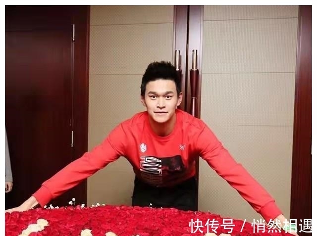 沙滩椅|晒晒孙杨住的豪宅,面积大得过分,餐桌上也都摆满了菜
